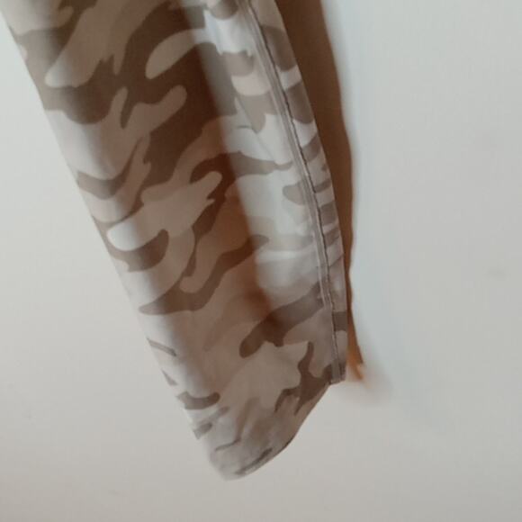 Calvin Klein Performance Wick tan camo Capri leggings. Large - Picture 3 of 8